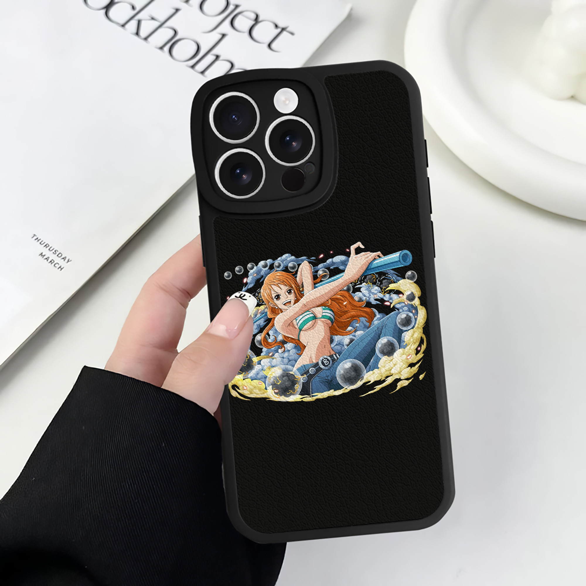 （画像用） ワンピース ナミ ONE PIECE Nami 【iPhone 16シリーズ対応】シリコンスマホケース（レザー調） 材質：シリコン